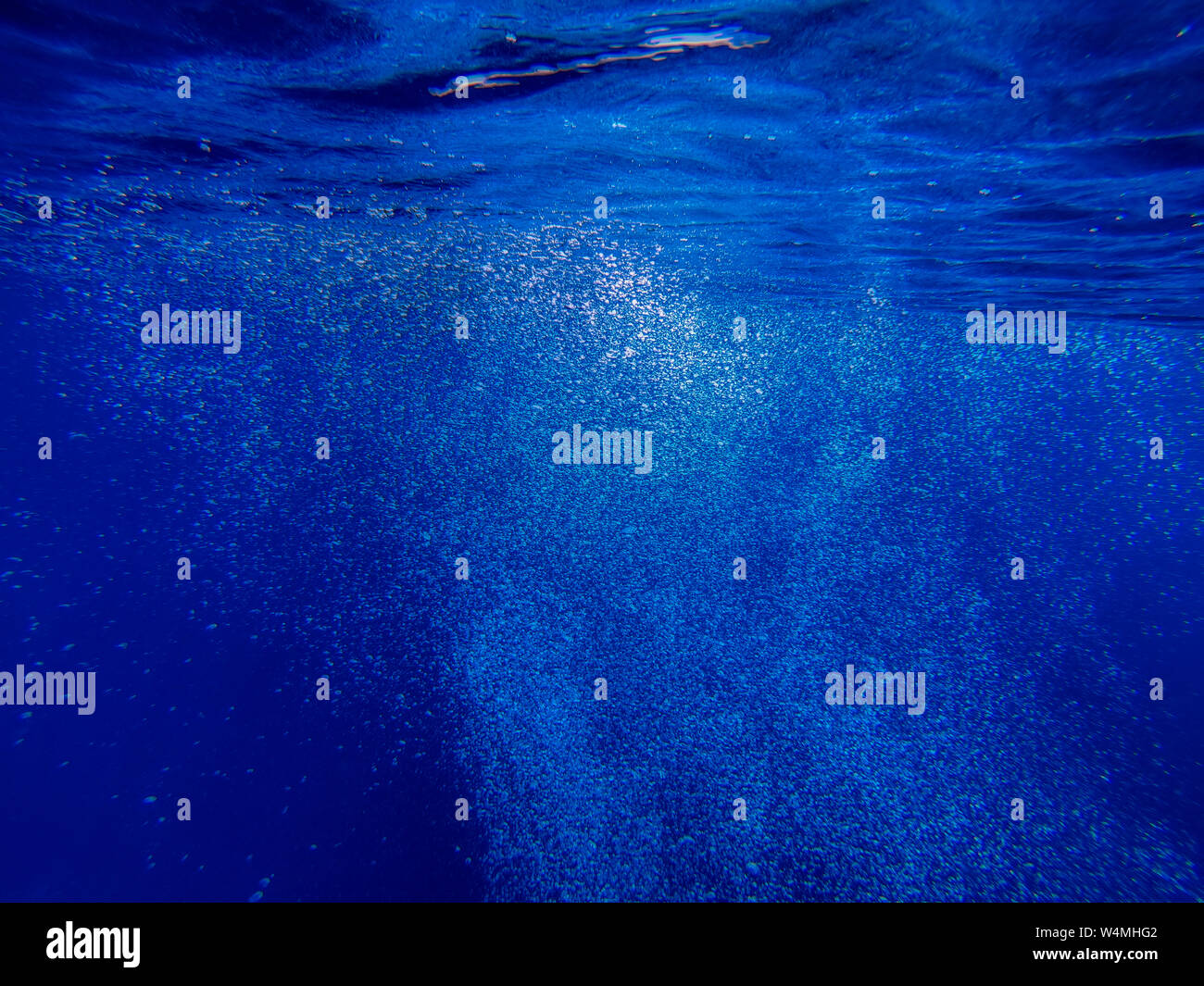 Questa unica foto mostra come le bolle dei subacquei di innalzamento del mare aperto. La foto è stata scattata alle Maldive! Foto Stock