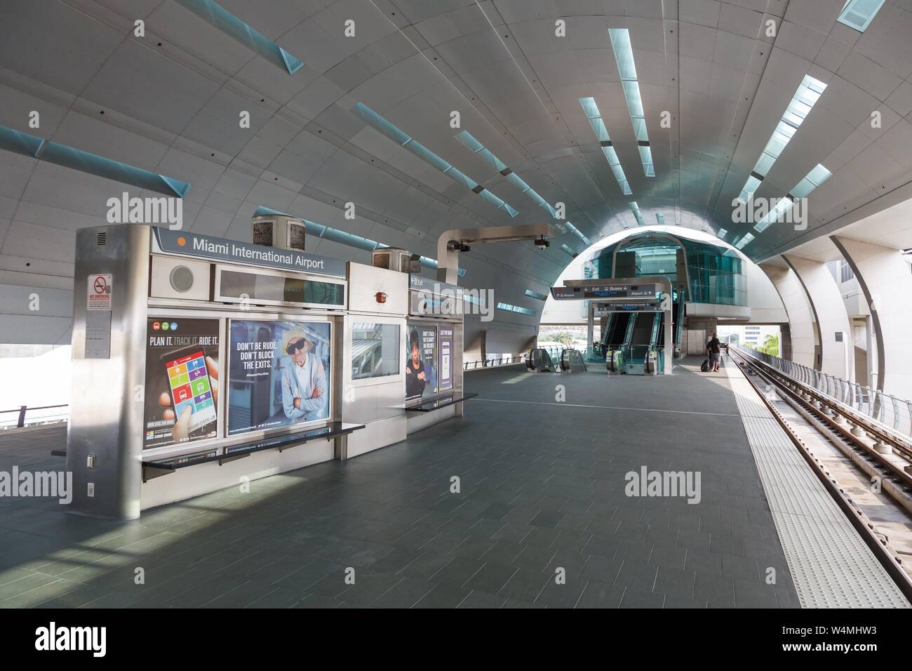 Miami, Florida - Aprile 3, 2019: Metrorail Stazione della metropolitana all'aeroporto di Miami (MIA) negli Stati Uniti. | Utilizzo di tutto il mondo Foto Stock