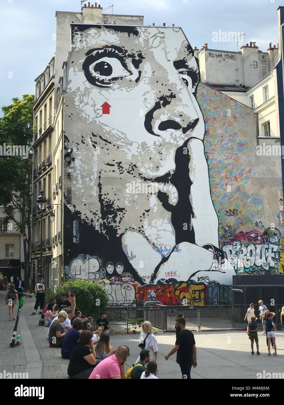 Chuuuttt! ! Da Jef Aerosol è un gigantesco stencil che copre la veletta di un palazzo che si affaccia sulla Place Igor Stravinsky. | Utilizzo di tutto il mondo Foto Stock