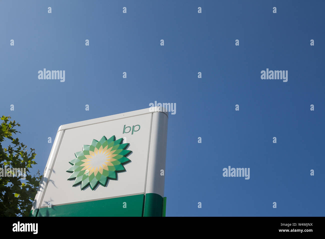 Lione, Francia - Luglio 17, 2019: BP logo nella parte anteriore di uno dei loro gas Stazione di Lyon. BP, o British Petroleum, è un British Corporation produrre e s Foto Stock