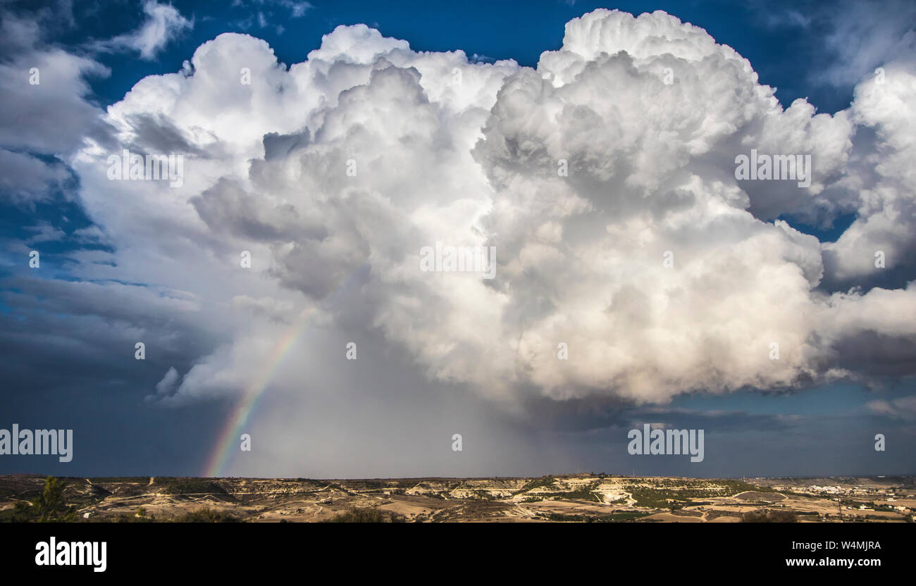 Awesome Cumulonimbus cloud con rainbow in Larnaca, Cipro Foto Stock