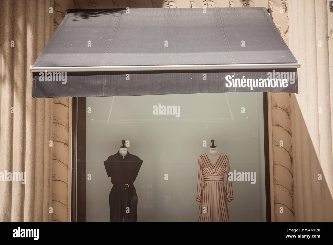 Lione, Francia - Luglio 17, 2019: logo Sinequanone davanti alla loro boutique per Lione. Sinequanone è un lusso di moda abbigliamento rivenditore da Parigi sprea Foto Stock