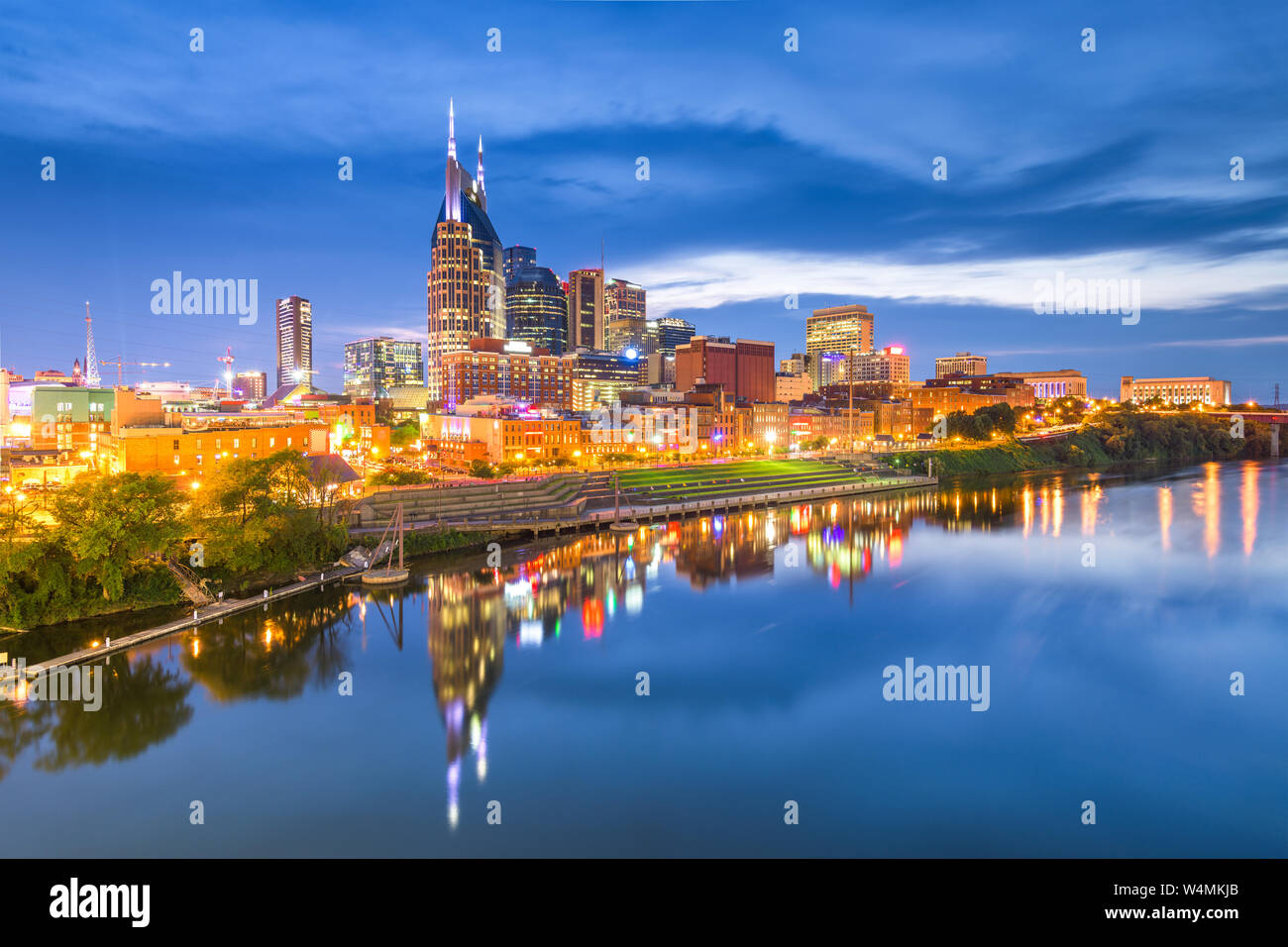 Nashville, Tennessee, Stati Uniti d'America skyline sul Cumberland River di notte. Foto Stock