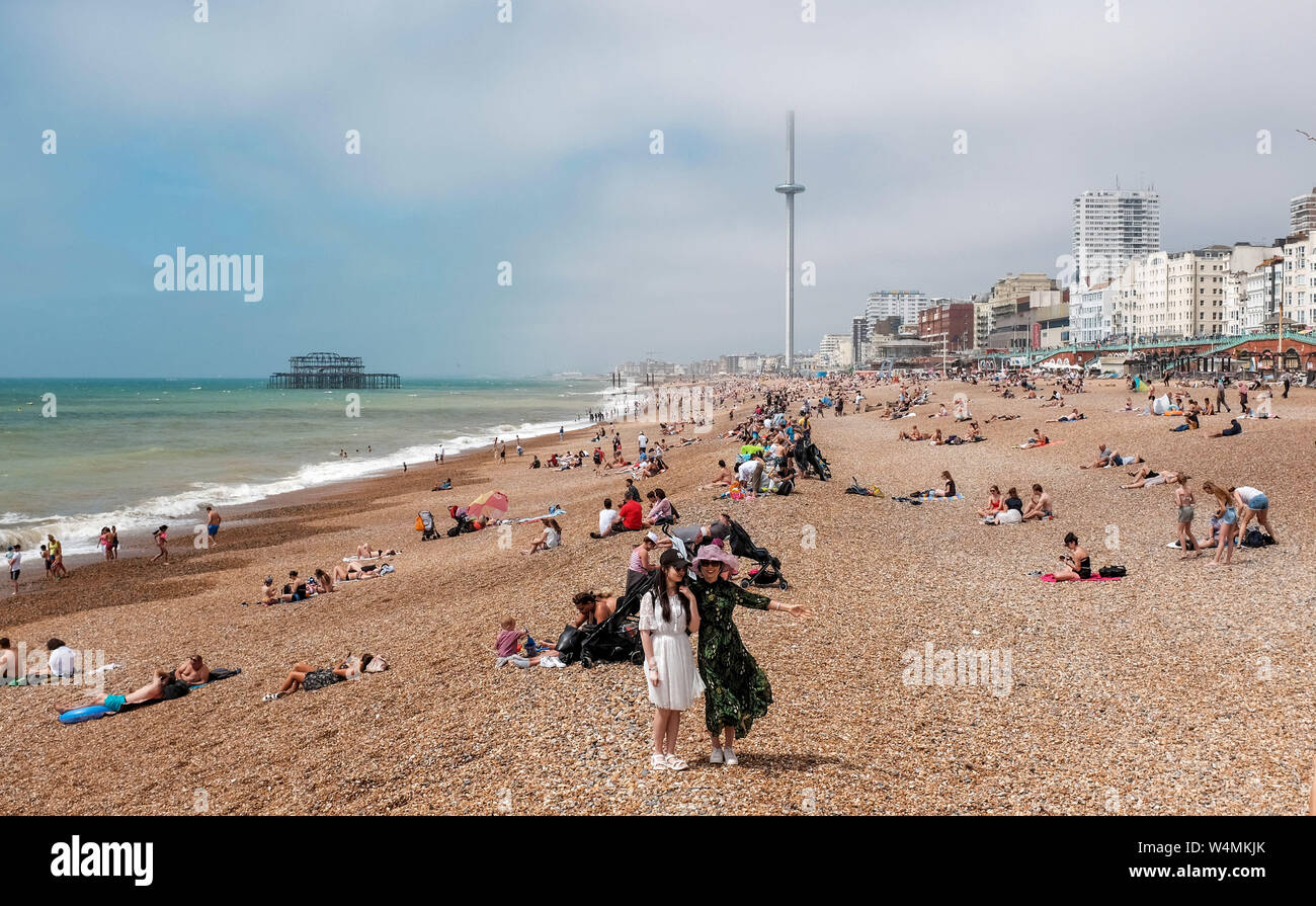 Brighton Regno Unito 24 luglio 2019 - Bassa cloud miscelati con il sole e un mare foschia sopra la spiaggia di Brighton oggi come condizioni dello scambiatore di calore sparsi lungo la costa del sud dopo stoviglie rosse alte temperature. Tuttavia l'ondata di caldo è previsione per tornare a Sud Est della Gran Bretagna con temperature attese per raggiungere la metà degli anni trenta di nuovo nei prossimi giorni . Credito: Simon Dack / Alamy Live News Foto Stock