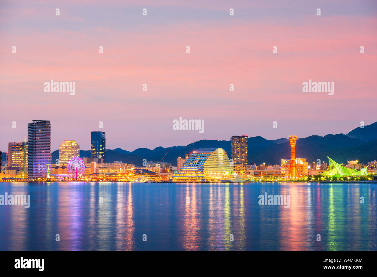 Kobe, Giappone skyline porta sul Seto Inland Sea al crepuscolo. Foto Stock
