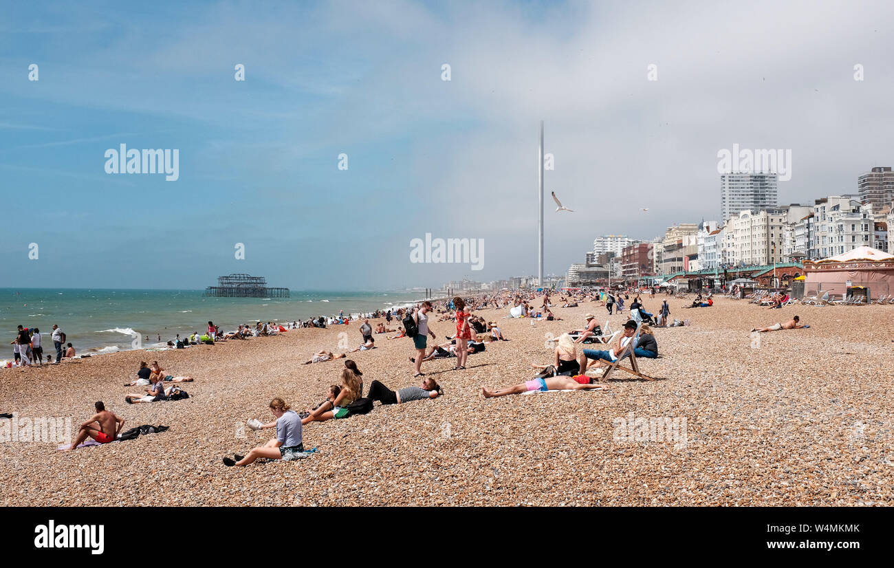 Brighton Regno Unito 24 luglio 2019 - Bassa cloud miscelati con il sole e un mare foschia sopra la spiaggia di Brighton oggi come condizioni dello scambiatore di calore sparsi lungo la costa del sud dopo stoviglie rosse alte temperature. Tuttavia l'ondata di caldo è previsione per tornare a Sud Est della Gran Bretagna con temperature attese per raggiungere la metà degli anni trenta di nuovo nei prossimi giorni . Credito: Simon Dack / Alamy Live News Foto Stock