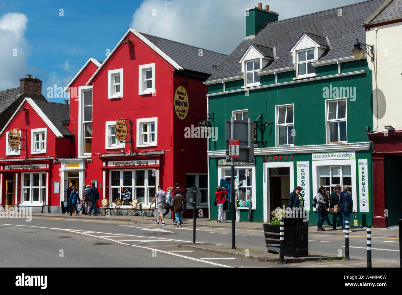 Vetrine colorate sul filamento Street in Dingle, nella contea di Kerry, Repubblica di Irlanda Foto Stock