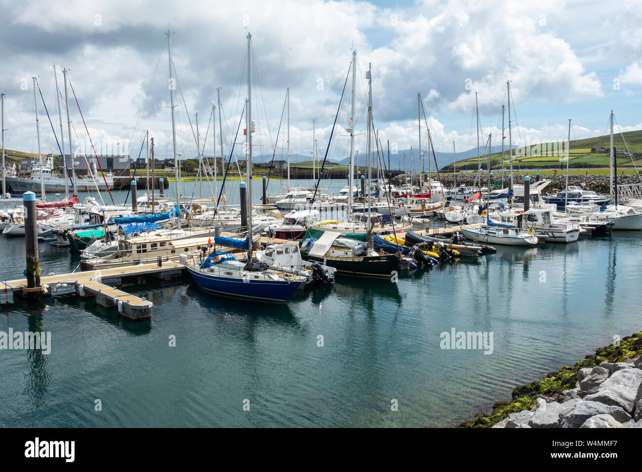 Yacht ormeggiati nel porto di Dingle - Dingle, nella contea di Kerry, Repubblica di Irlanda Foto Stock