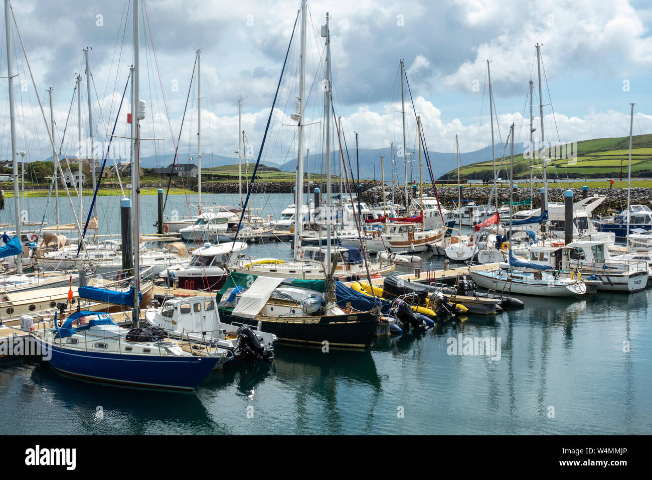 Yacht ormeggiati nel porto di Dingle - Dingle, nella contea di Kerry, Repubblica di Irlanda Foto Stock