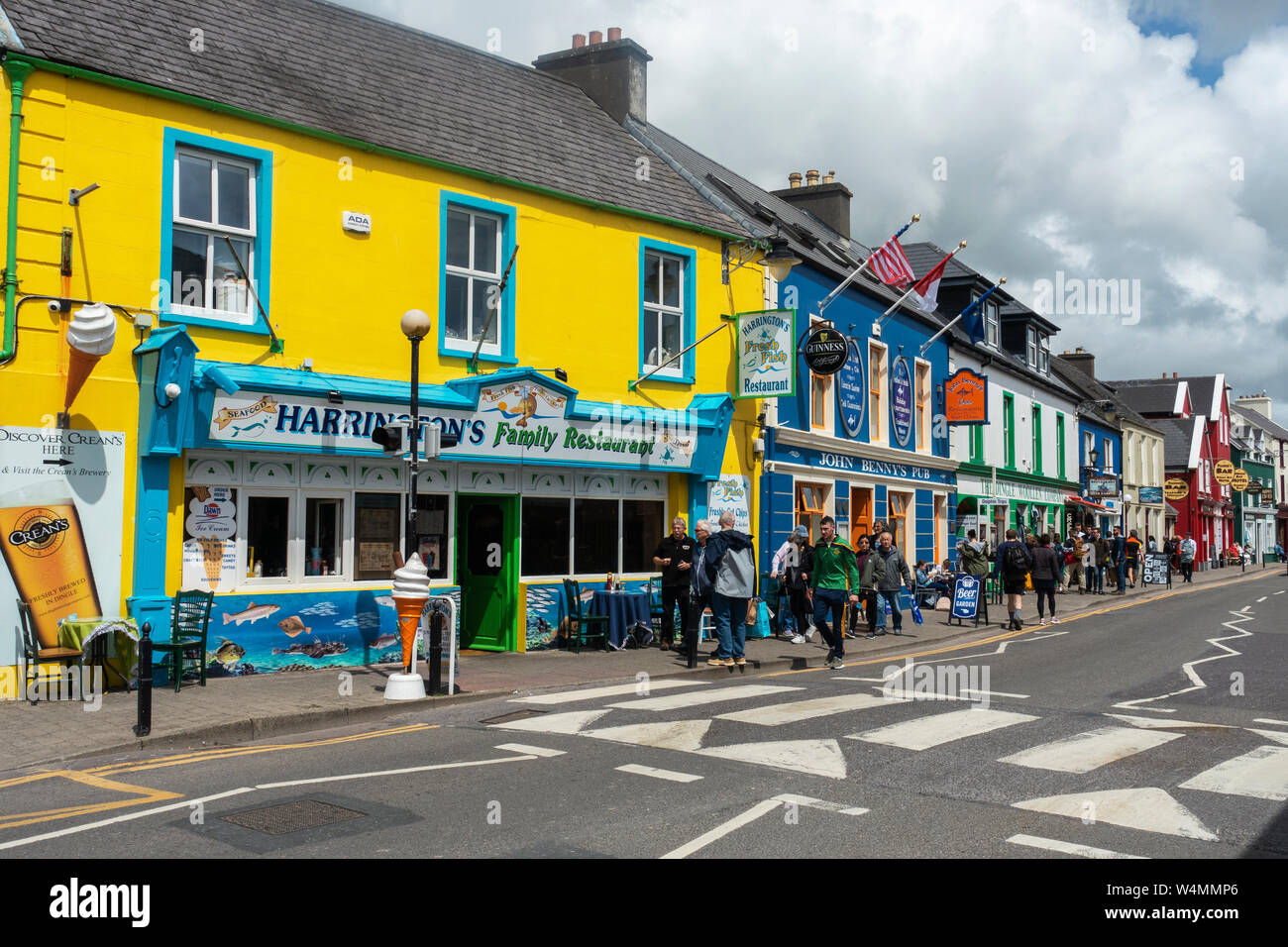 Colorati negozi, ristoranti e pub sul filamento Street sul lungomare di Dingle, nella contea di Kerry, Repubblica di Irlanda Foto Stock