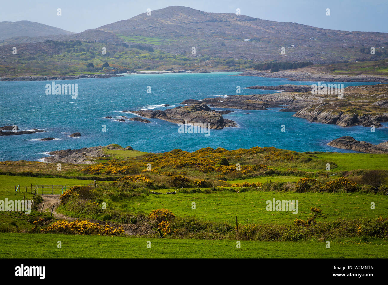 Bella vista da una collina di Toormore Bay in West Cork, Co Cork, Irlanda Foto Stock