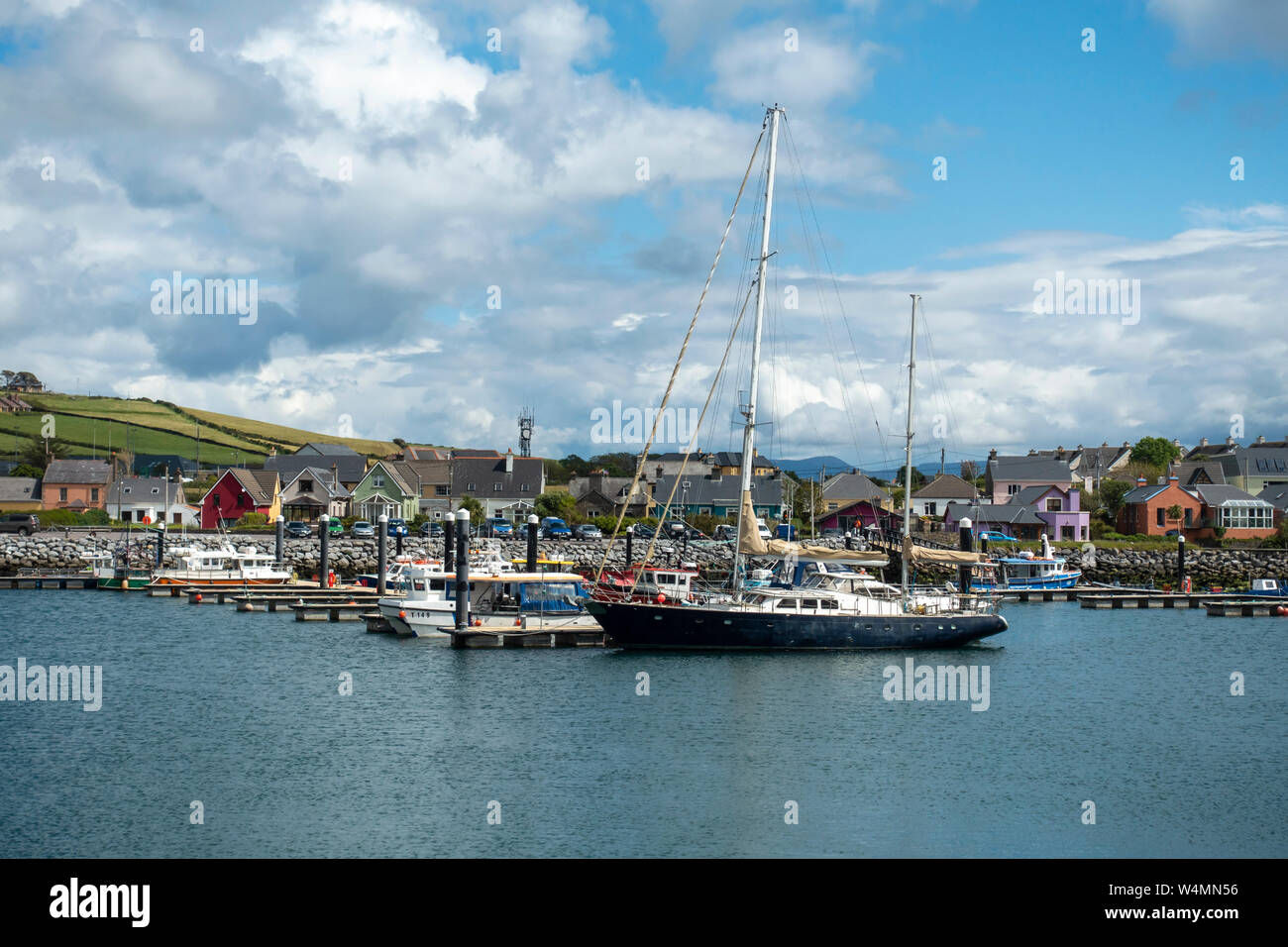 Barche ormeggiate nel porto di Dingle - Dingle, nella contea di Kerry, Repubblica di Irlanda Foto Stock
