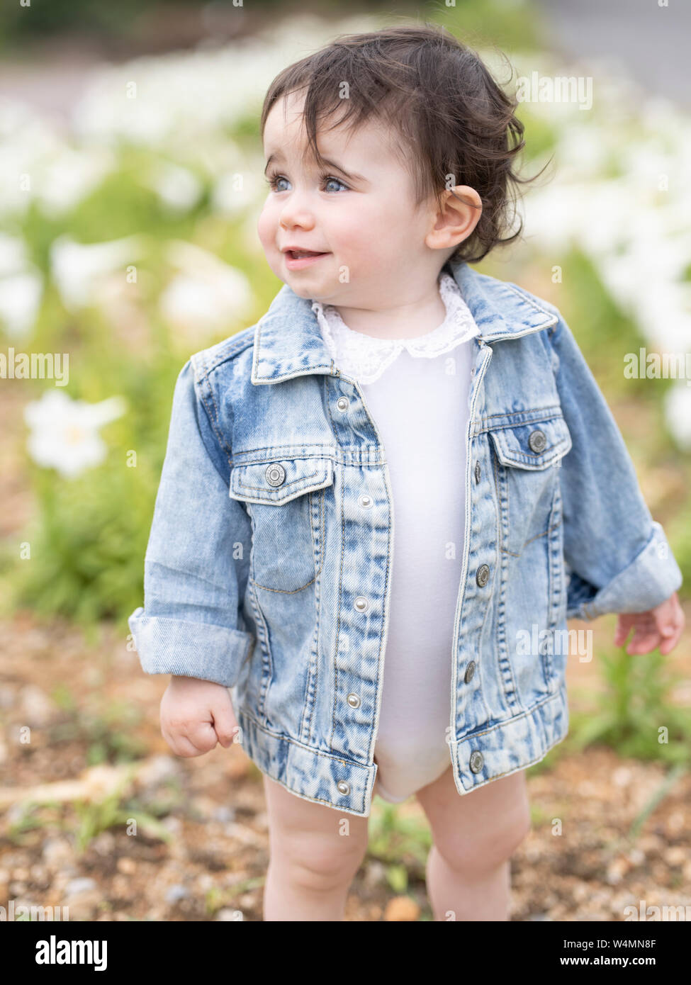 1-year-old toddler con camicia di denim Foto Stock