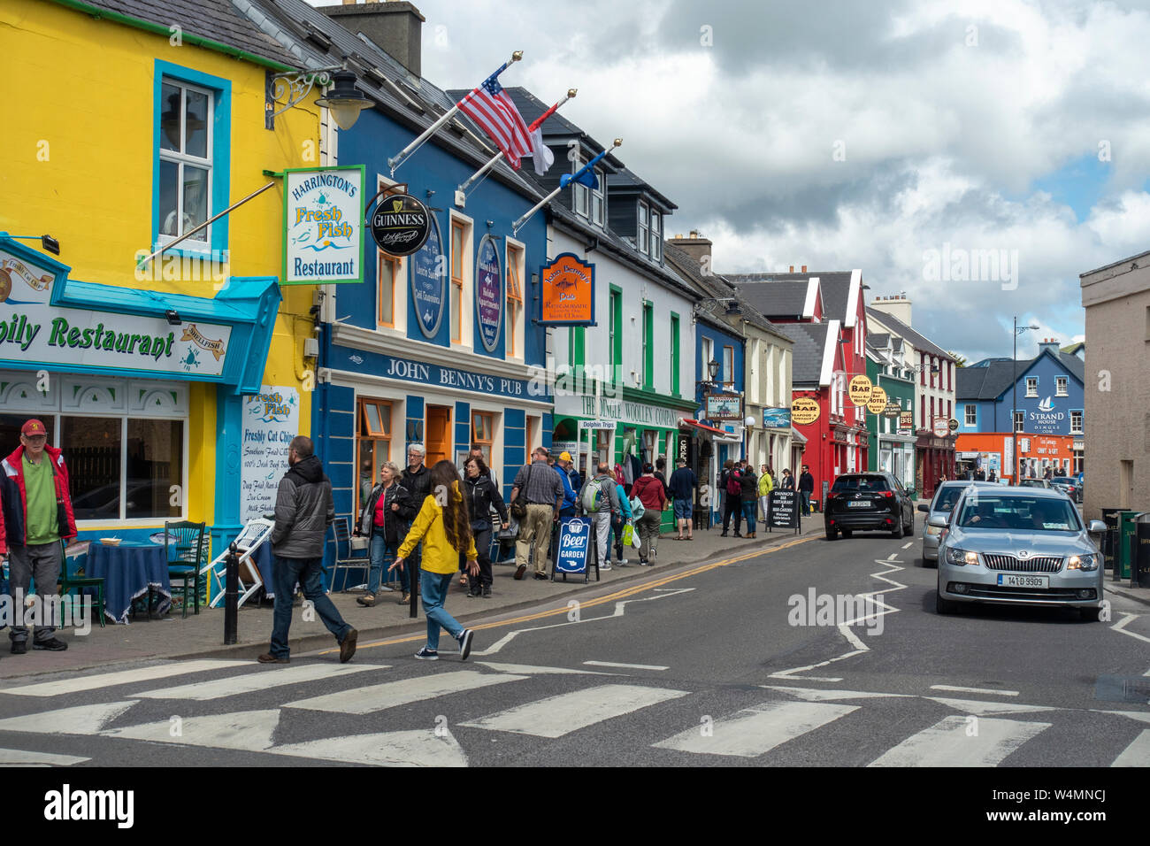 Colorati negozi, ristoranti e pub sul filamento Street sul lungomare di Dingle, nella contea di Kerry, Repubblica di Irlanda Foto Stock