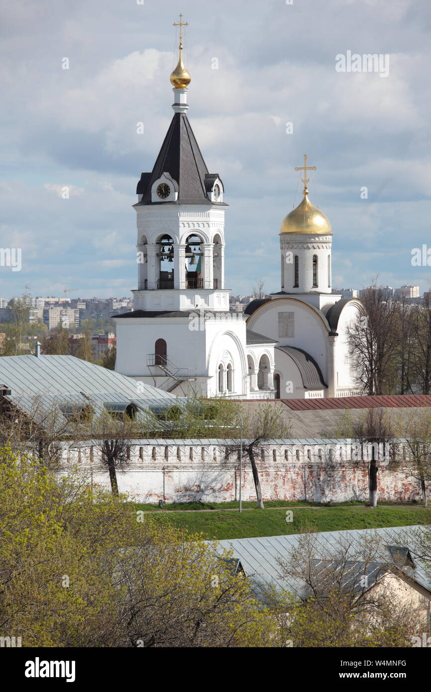 Chiesa della Natività della Beata Vergine e la Alexander Nevsky tempio con torre campanaria nella festa liturgica della Natività della Beata Vergine Monastero, Vladimir, Russia Foto Stock