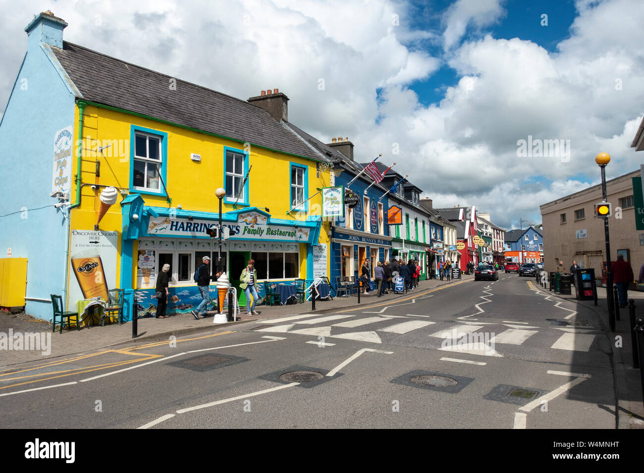 Colorati negozi, ristoranti e pub sul filamento Street sul lungomare di Dingle, nella contea di Kerry, Repubblica di Irlanda Foto Stock
