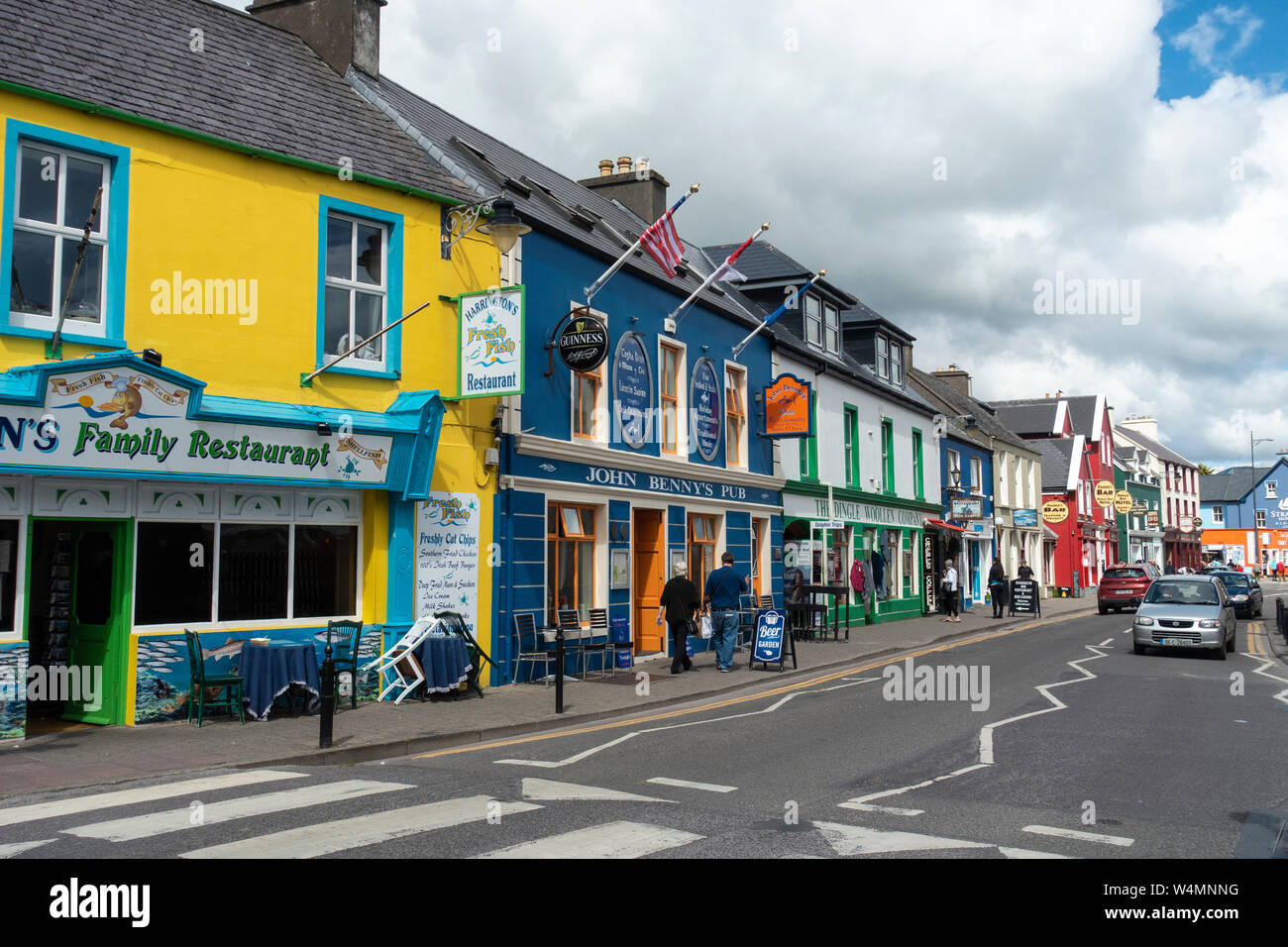 Colorati negozi, ristoranti e pub sul filamento Street sul lungomare di Dingle, nella contea di Kerry, Repubblica di Irlanda Foto Stock