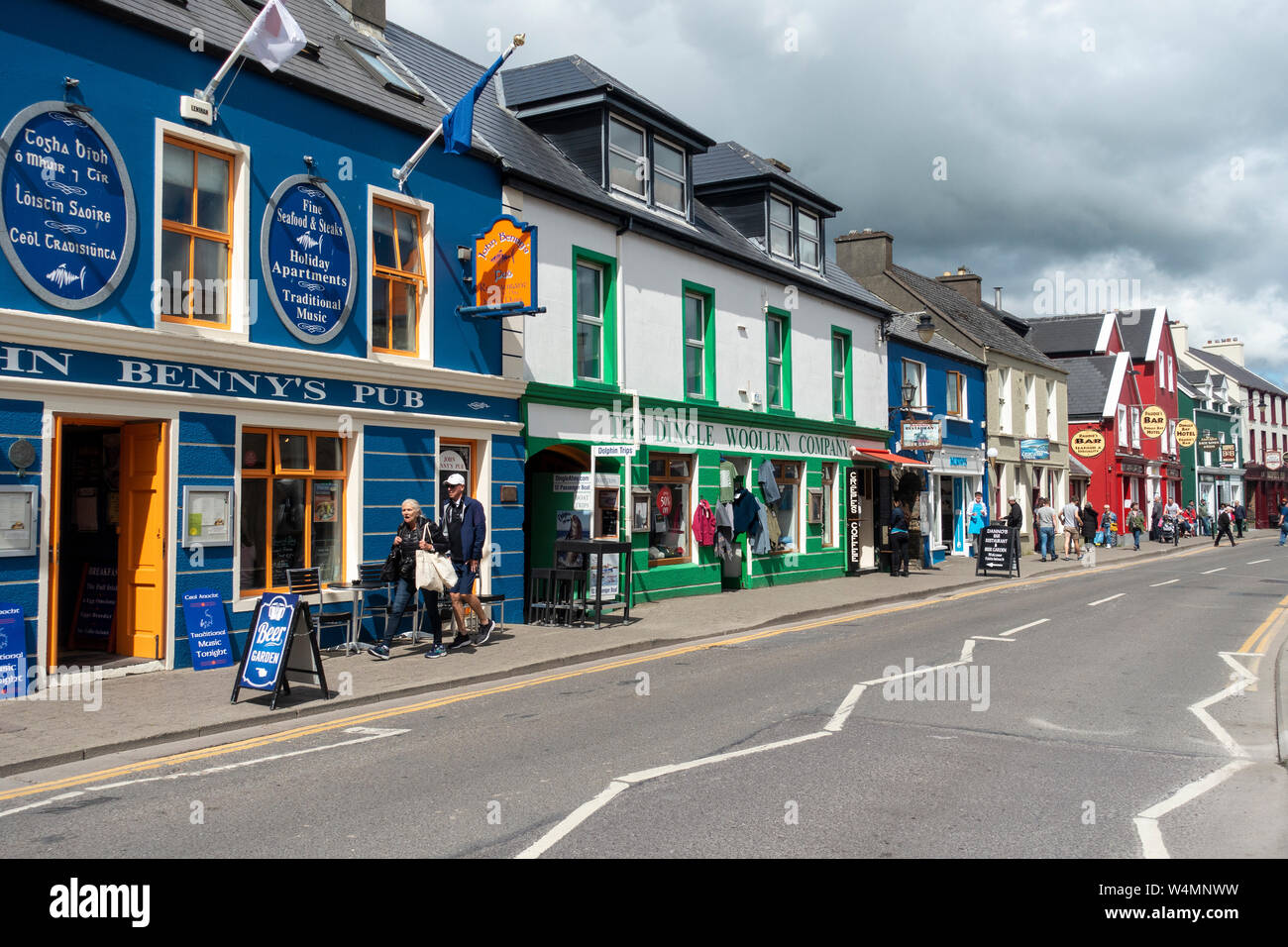 Colorati negozi, ristoranti e pub sul filamento Street sul lungomare di Dingle, nella contea di Kerry, Repubblica di Irlanda Foto Stock