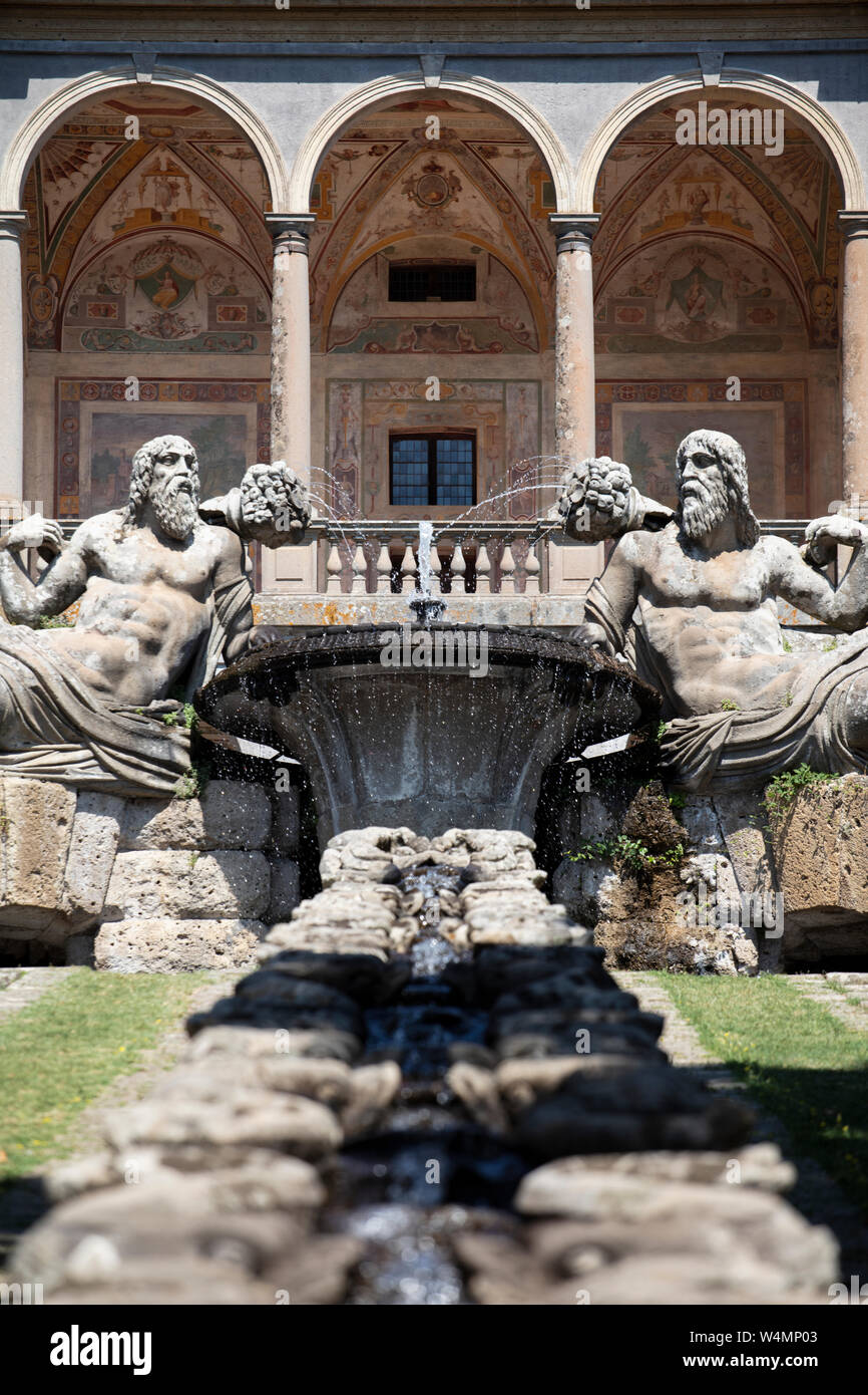 Dettaglio della fontana della tazza e la cascata dei delfini in alto i giardini di Villa Farnese di Caprarola su un giorno d'estate. Foto Stock