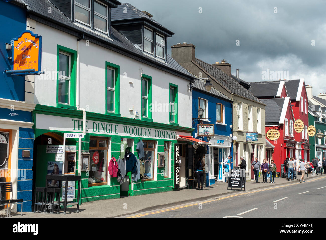 Colorati negozi, ristoranti e pub sul filamento Street sul lungomare di Dingle, nella contea di Kerry, Repubblica di Irlanda Foto Stock