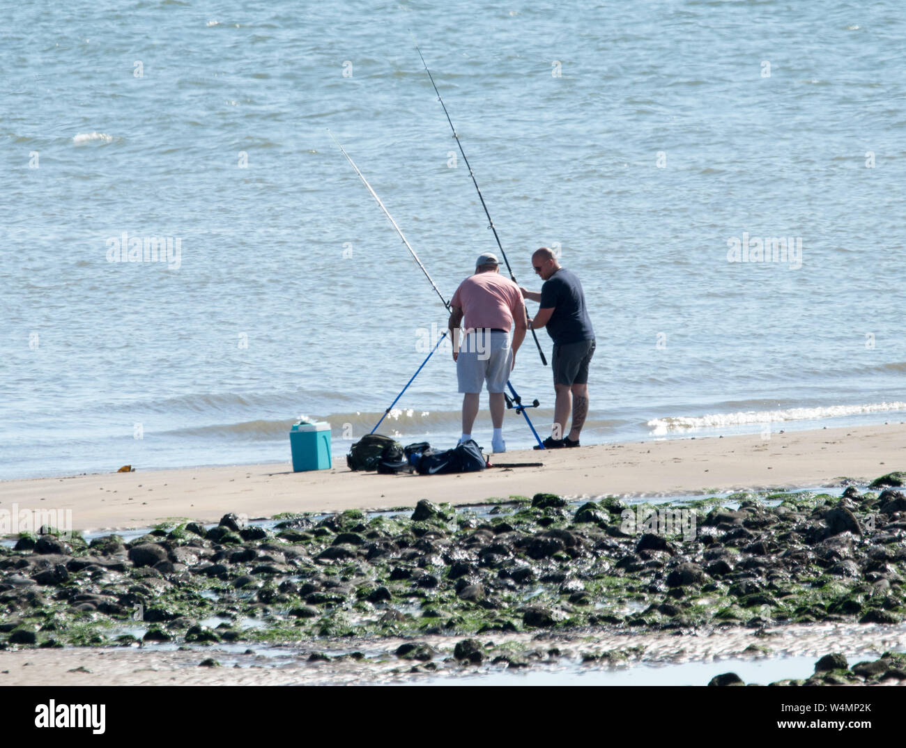 Due uomini di mezza età la pesca Foto Stock
