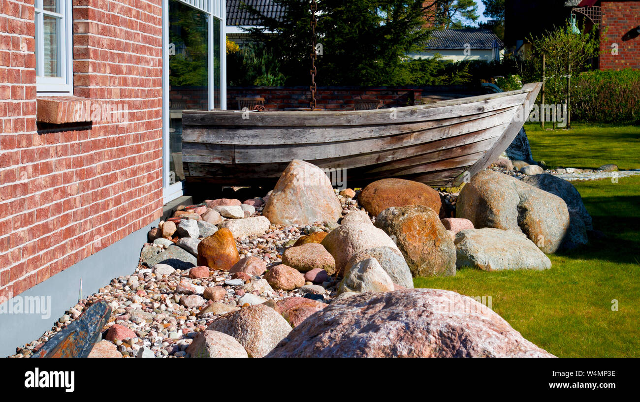 Idea architettonica, old ship in piedi nella parte anteriore della parete di vetro. Foto Stock