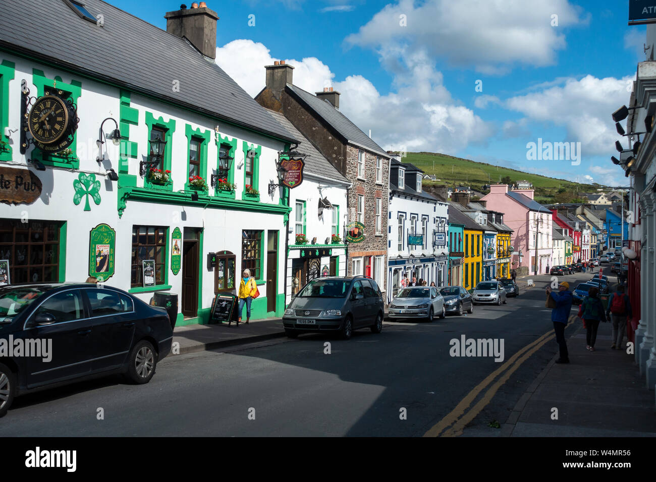 Il Pub di Dingle e altri coloratissimi pub, ristoranti e negozi sulla strada principale in Dingle, nella contea di Kerry, Repubblica di Irlanda Foto Stock