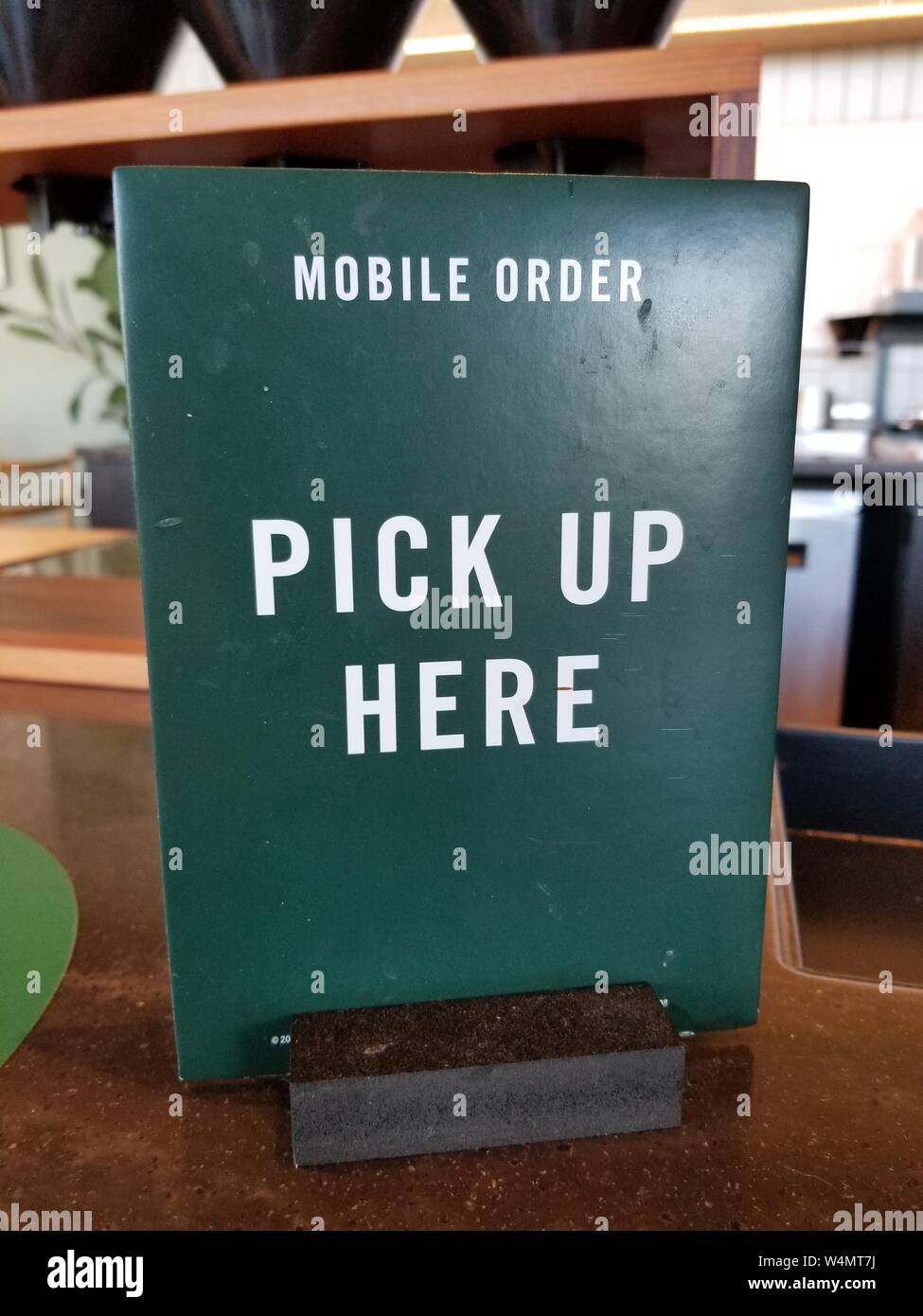 Close-up di lettura del segno ordine Mobile Pickup, parte di un'app mobile basata sul sistema di ordinazione in uno Starbucks Cafe a San Ramon, California, 4 giugno 2019. () Foto Stock