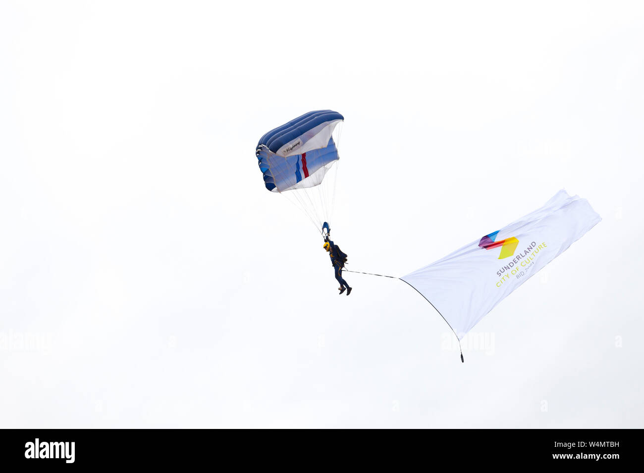 Visualizzare parachutist al 2016 Sunderland Airshow internazionale, Sunderland, Tyne and Wear, Regno Unito Foto Stock