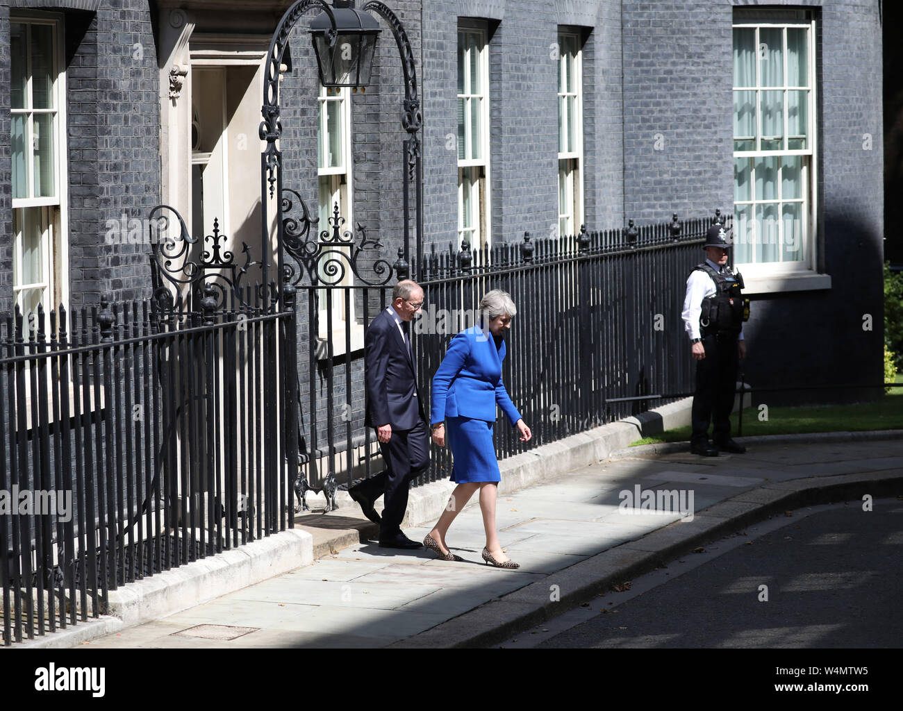 Londra, Regno Unito. Il 24 luglio 2019. British attuale Primo Ministro Theresa Maggio, lascia il numero 10 di Downing Street per l'ultima volta a visitare la Regina Elisabetta II e il passo verso il basso come Primo Ministro, prima di Boris Johnson subentra come nuovo Primo Ministro al numero 10 di Downing Street, Londra, il 24 luglio 2019 Credit: Paolo Marriott/Alamy Live News Foto Stock