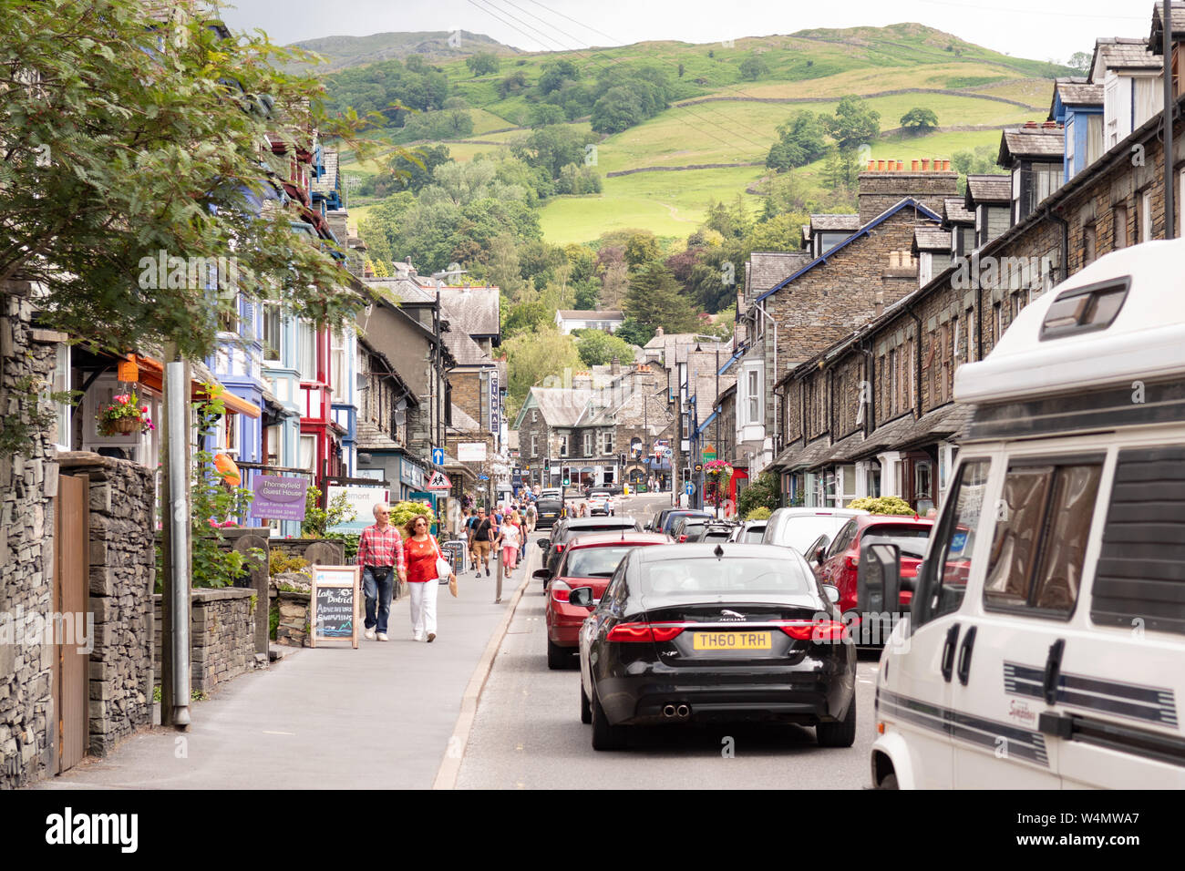 Lake District la congestione del traffico - Traffico a Ambleside, Cumbria, England, Regno Unito Foto Stock