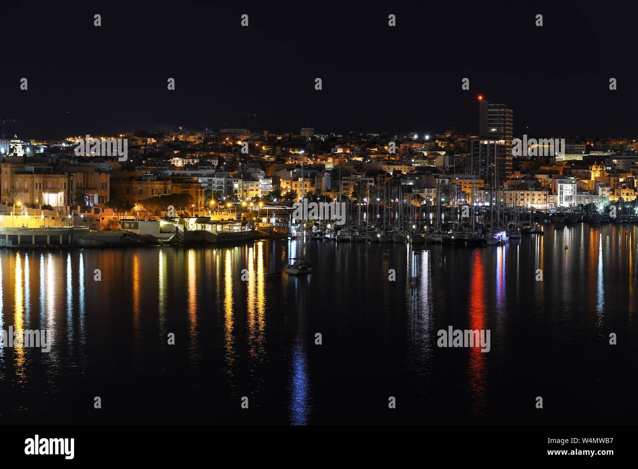 Un riflesso di luci sulla marina yacht a La Valletta di Malta Foto Stock