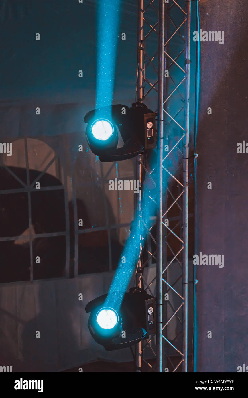 Fari di illuminazione sul palco durante la performance con colorati raggi  di luce e di fumo Foto stock - Alamy