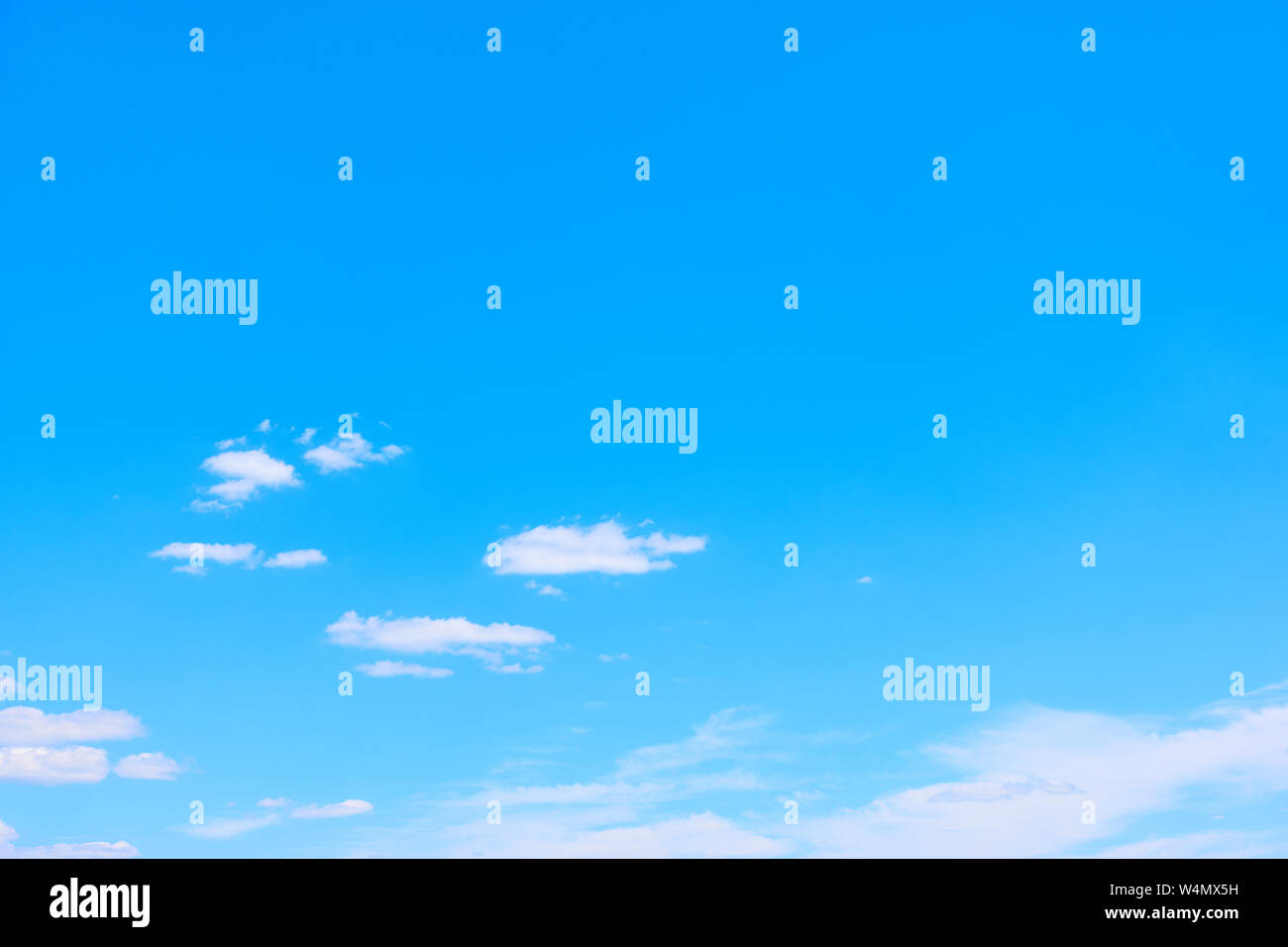 Il cielo blu con nuvole bianche - perfetto sfondo con ampio spazio per il tuo testo Foto Stock