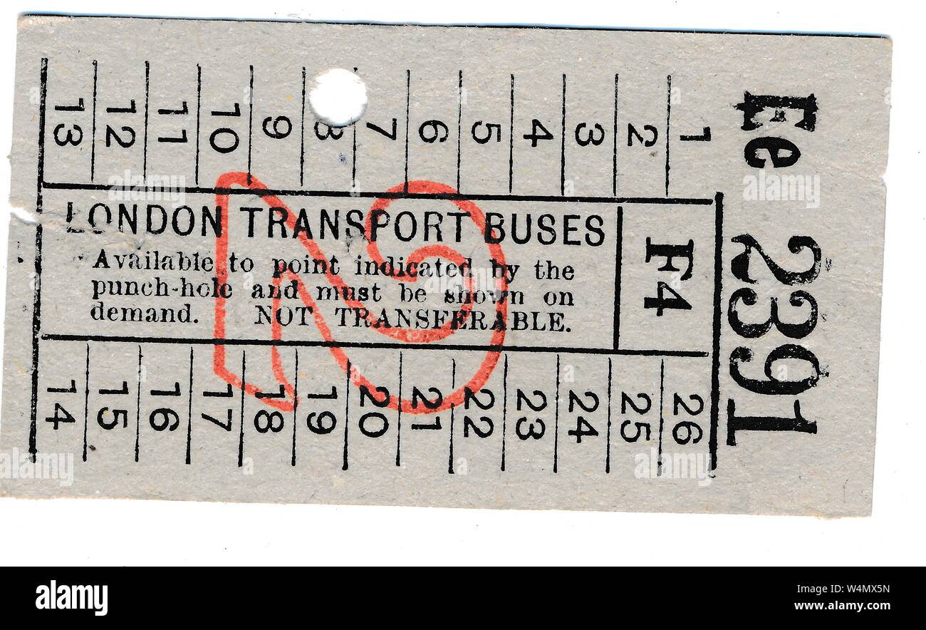 Vintage, punzonati bus ticket, rilasciato dalla " Trasporti di Londra autobus, ' Londra, Inghilterra, 1955. () Foto Stock