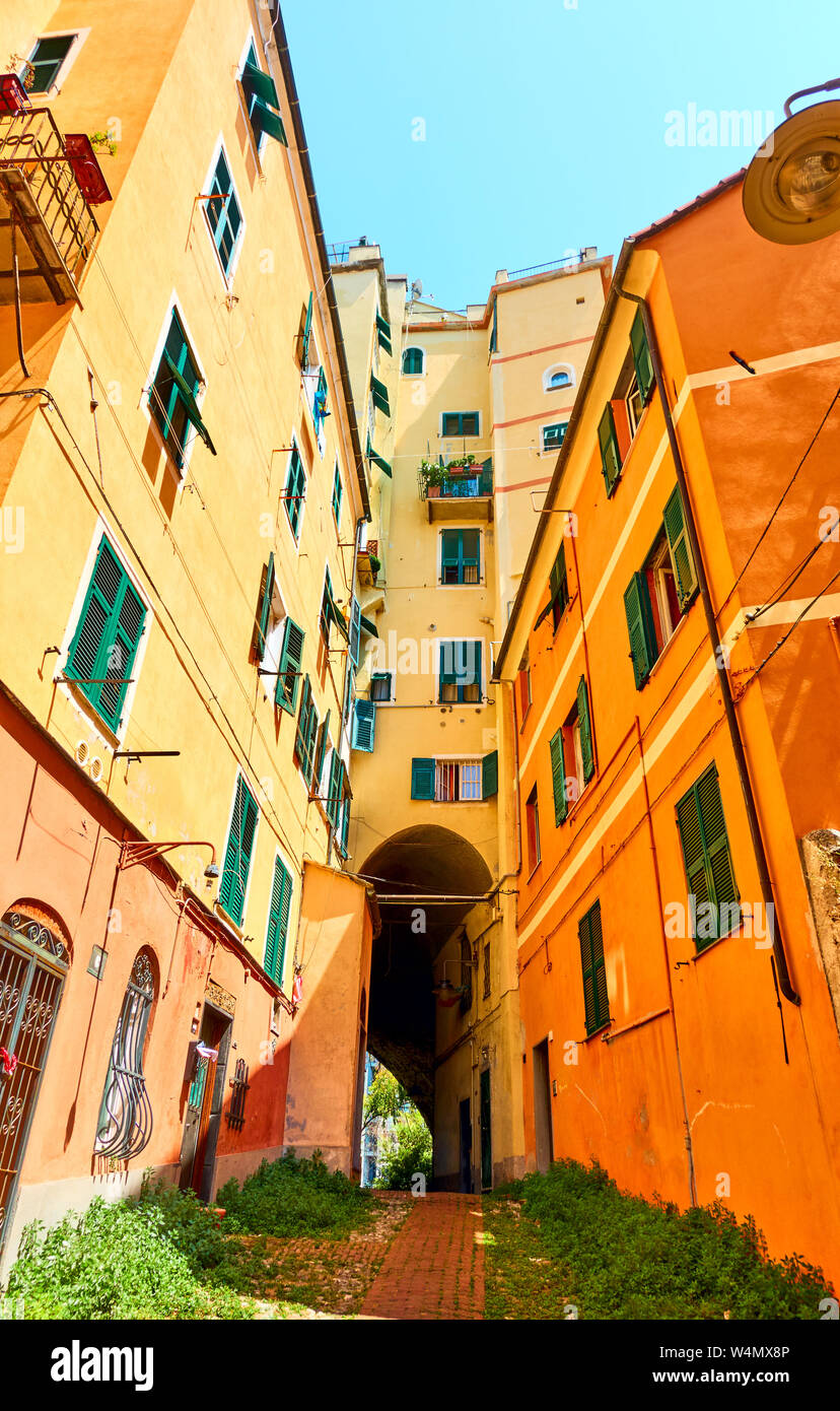 Ange shot di colorati e cortile edificio con gateway in Genova (Genova), Italia Foto Stock