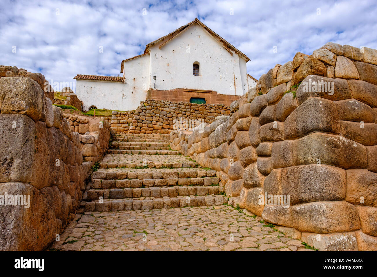 Scala in pietra della chiesa coloniale, sito archeologico di Chinchero, rovine Inca, muro Inca, Valle Sacra, Perù Foto Stock