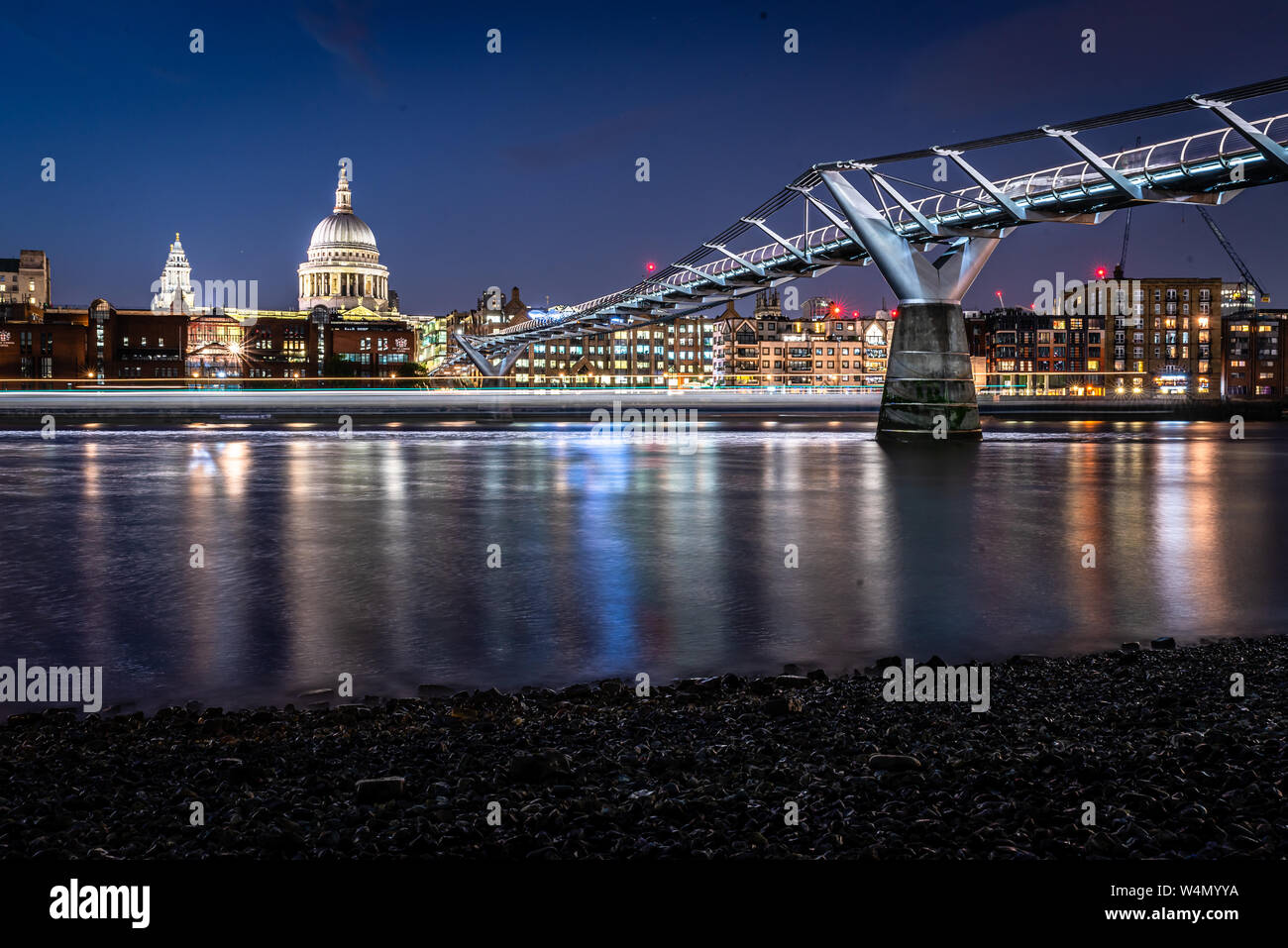 La Cattedrale di St Paul, il fiume Tamigi e il Millennium Bridge Foto Stock