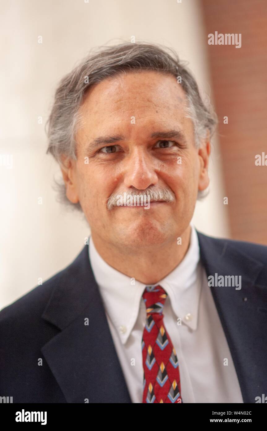 Close-up di Robert Slavin, Direttore del Centro per la ricerca e la riforma in materia di istruzione presso la Johns Hopkins University di Baltimore, Maryland, rivolta verso la telecamera, Ottobre 6, 2006. Dall'Homewood raccolta di fotografie. () Foto Stock