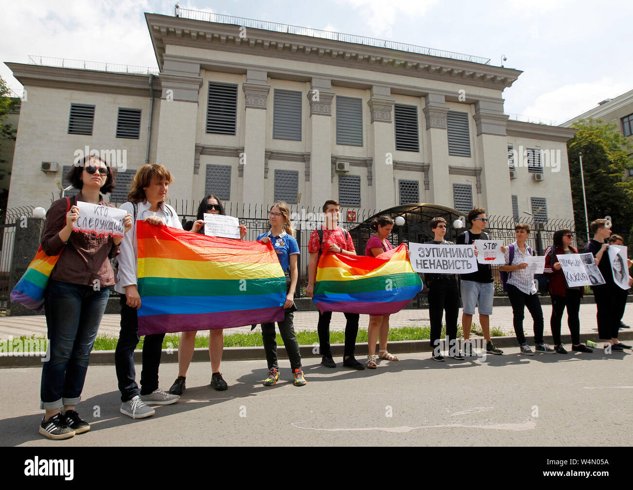 Ucraino attivisti LGBT tenere le bandiere e cartelli durante la protesta.protesta esigente per un omicidio inchiesta del russo i diritti LGBT attivista Yelena Grigoryeva fuori l'Ambasciata russa a Kiev in Ucraina. Secondo la media di un ben noto i diritti LGBT attivista Yelena Grigoryeva, 41, è stato trovato morto con molteplici ferite di coltello a San Pietroburgo di Russia domenica, il 21 luglio 2019. Elena Grigorieva ha sostenuto attivamente i diritti delle donne, la comunità LGBT e andato in pro-Ucraina azioni in Russia a sostegno dei tartari della Crimea e ucraini di prigionieri politici. Foto Stock