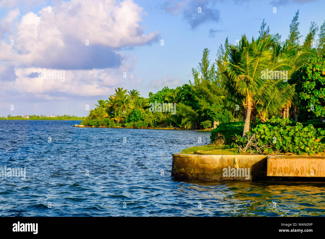 Costa Caraibica dalla casa del porto Marina a Grand Cayman Island al tramonto, Isole Cayman Foto Stock