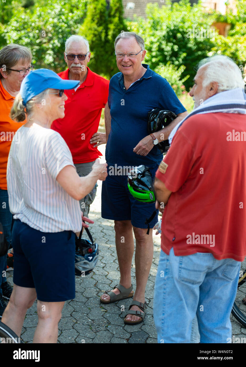 24 luglio 2019, Bassa Sassonia, Hanstedt: Stephan Weil (SPD, M), il primo ministro del Land della Bassa Sassonia, parla ai membri del tedesco di ciclismo club Harburg. Perché partecipa a un tour in bicicletta del club. Foto: Philipp Schulze/dpa Foto Stock