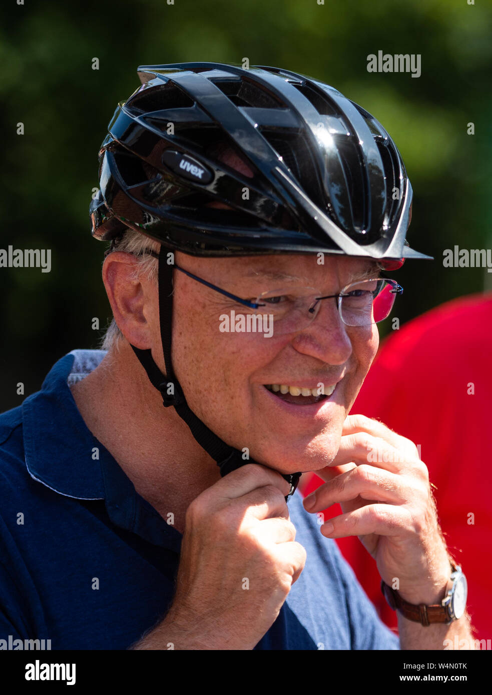 24 luglio 2019, Bassa Sassonia, Hanstedt: Stephan Weil (SPD), il primo ministro del Land della Bassa Sassonia, indossa un casco per bicicletta. Weil partecipa a una gita in bicicletta dell'Allgemeine Deutschen Fahrrad-Clubs Harburg. Foto: Philipp Schulze/dpa Foto Stock