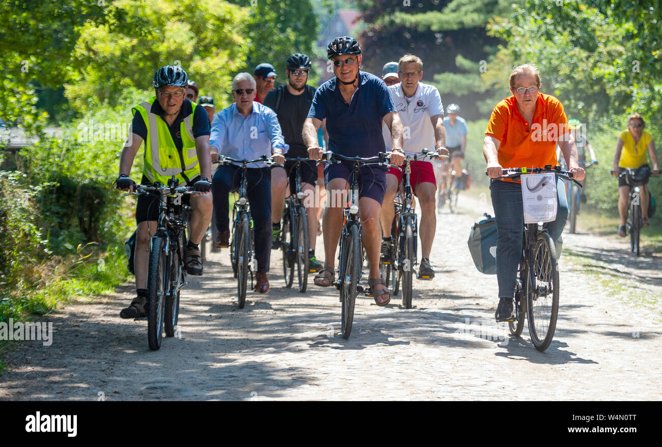 24 luglio 2019, Bassa Sassonia, Hanstedt: Stephan Weil (SPD, M), il primo ministro del Land della Bassa Sassonia, gite con i membri del tedesco di ciclismo club Harburg Rad. Foto: Philipp Schulze/dpa Foto Stock