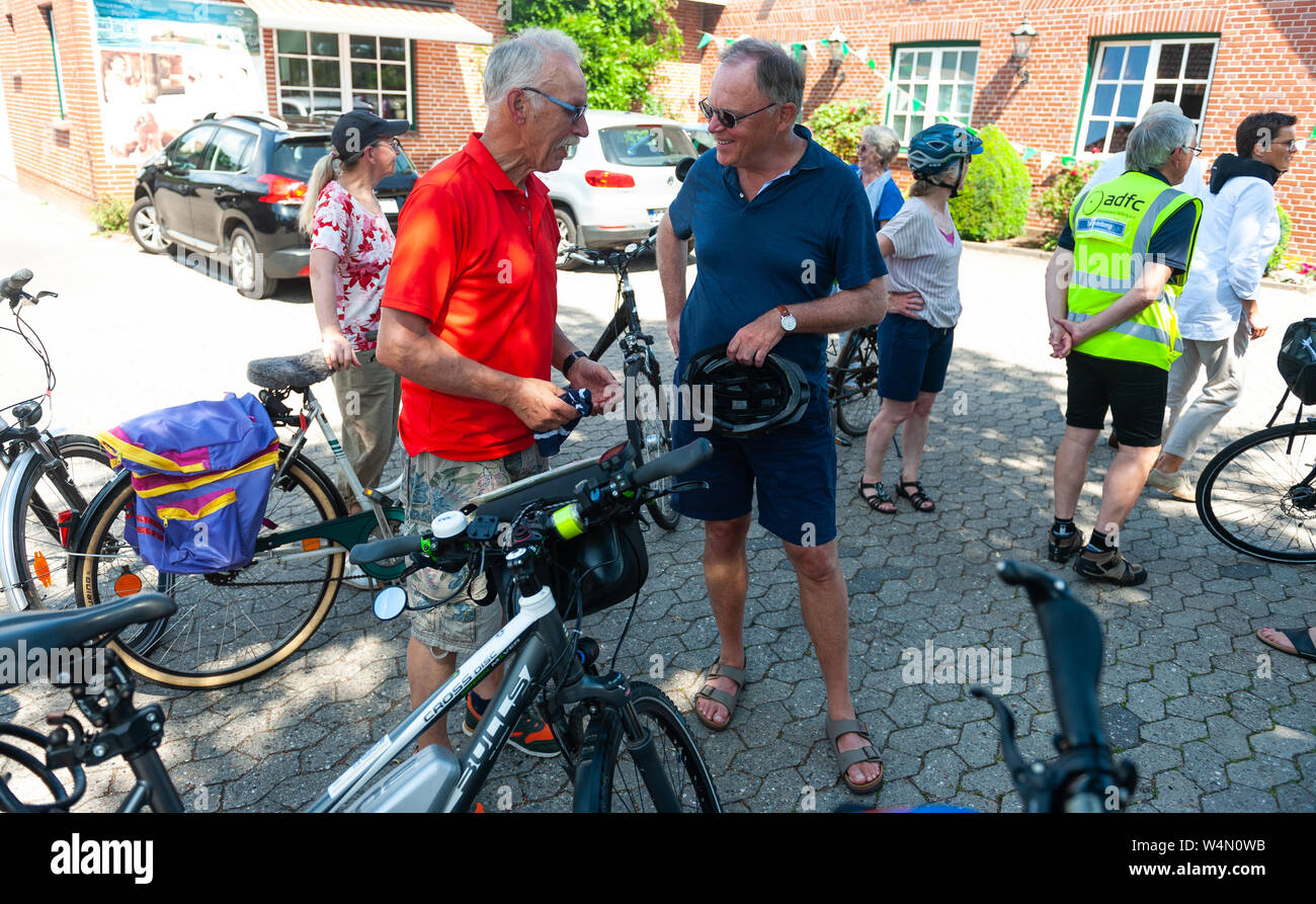 24 luglio 2019, Bassa Sassonia, Hanstedt: Stephan Weil (SPD, M), il primo ministro del Land della Bassa Sassonia, parla ai membri del tedesco di ciclismo club Harburg. Perché partecipa a un tour in bicicletta del club. Foto: Philipp Schulze/dpa Foto Stock