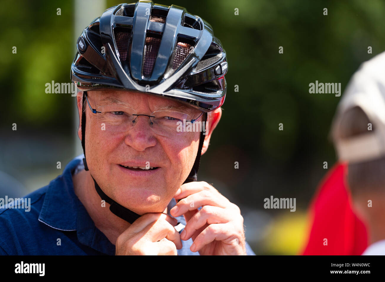 24 luglio 2019, Bassa Sassonia, Hanstedt: Stephan Weil (SPD), il primo ministro del Land della Bassa Sassonia, indossa un casco per bicicletta. Weil partecipa a una gita in bicicletta dell'Allgemeine Deutschen Fahrrad-Clubs Harburg. Foto: Philipp Schulze/dpa Foto Stock
