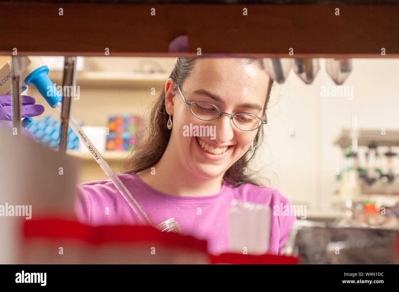 Uno studente in Jenkins Dipartimento di Biofisica presso la Johns Hopkins University di Baltimore, Maryland, sorrisi durante la misurazione di un campione con un lungo strumento, luglio 22, 2008. Dall'Homewood raccolta di fotografie. () Foto Stock