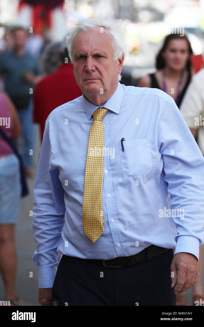 Sir Edward Lister in Westminster come Boris Johnson si incontra con la regina Elisabetta II dove egli accetterà il suo invito a diventare Primo Ministro e formare un nuovo governo. Foto Stock