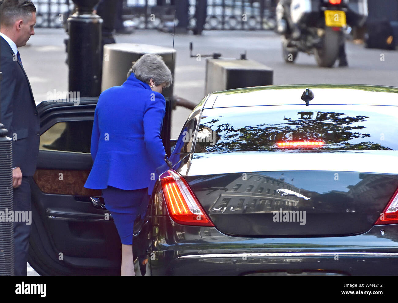 Londra, Regno Unito. Il 24 luglio 2019. Theresa Maggio fa la sua ultima parola come Primo Ministro a Downing Street, prima di partire per Buckingham Palace per mano nella sua rassegnazione alla Regina. Credito: PjrFoto/Alamy Live News Foto Stock