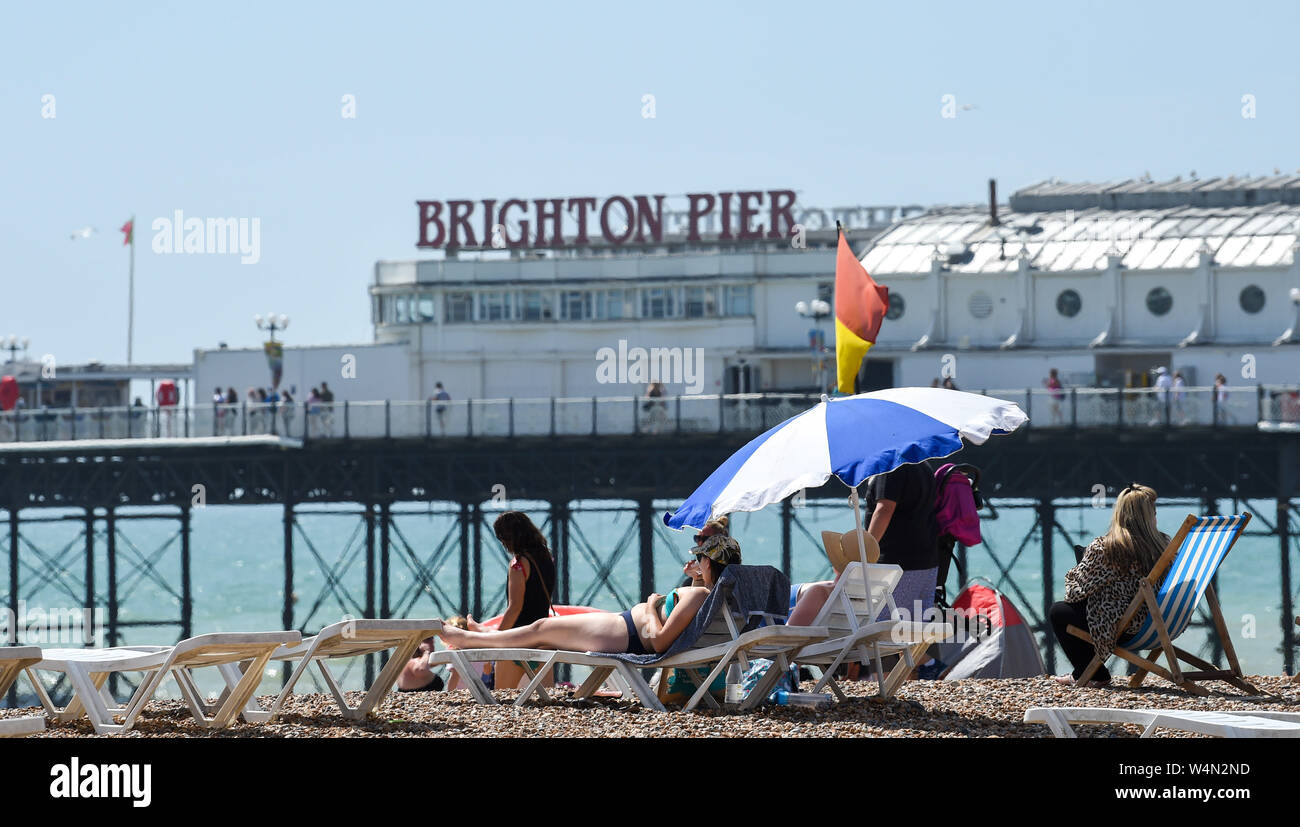 Brighton Regno Unito 24 luglio 2019 - la spiaggia di Brighton è impaccato nuovamente come il caldo clima soleggiato in tutta la Gran Bretagna continua. L'ondata di caldo in condizioni meteo per continuare domani e le temperature sono attesi per colpire i nuovi record con esso di raggiungere alte come 39 gradi Celsius a Londra . Credito: Simon Dack / Alamy Live News Foto Stock